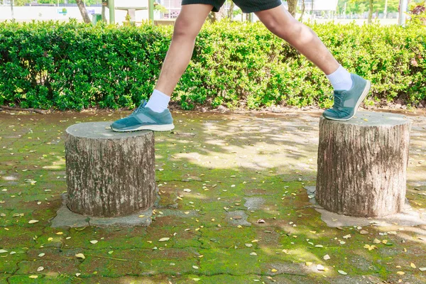Lopende voeten mannelijke runner joggen oefening met oude schoenen voor gezondheid verliezen gewichtsconcept — Stockfoto