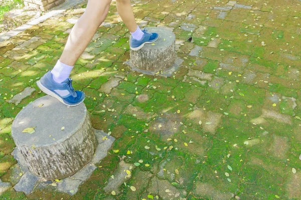 Lopende voeten mannelijke runner joggen oefening met oude schoenen voor gezondheid verliezen gewichtsconcept — Stockfoto