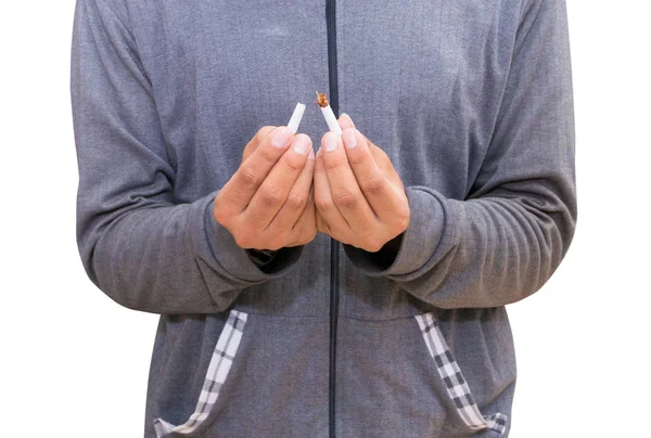 Macho joven sosteniendo un cigarrillo roto en las manos. concepto de atención sanitaria —  Fotos de Stock