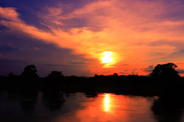 Solnedgången färgstarka landskap blå himmel kvällen natur twilight time — Stockfoto