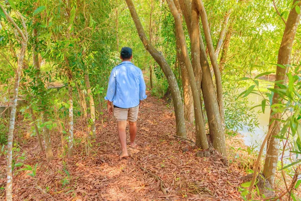 Man niet wandelen in het woud Draag schoenen — Stockfoto