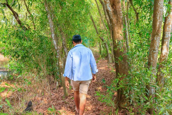 Man niet wandelen in het woud Draag schoenen — Stockfoto