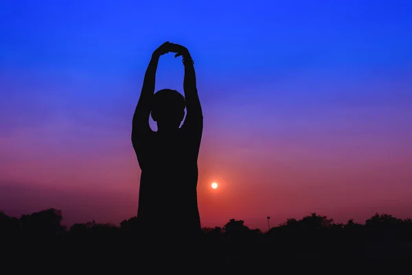 Silueta de meditación masculina y práctica de yoga con ejercicio al amanecer — Foto de Stock