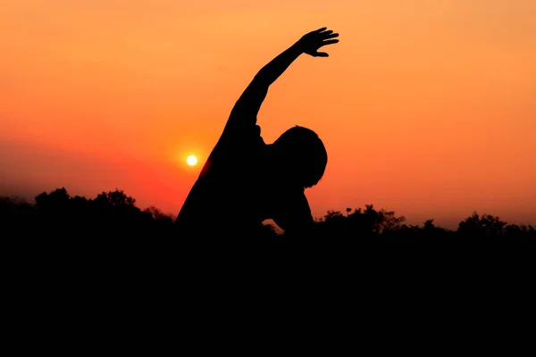 Silueta de meditación masculina y práctica de yoga con ejercicio al amanecer — Foto de Stock