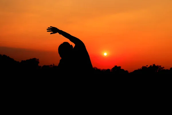 Silueta muže meditaci a józe cvičení cvičení při východu slunce — Stock fotografie