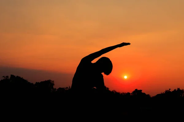 Silueta de meditación masculina y práctica de yoga con ejercicio al amanecer — Foto de Stock