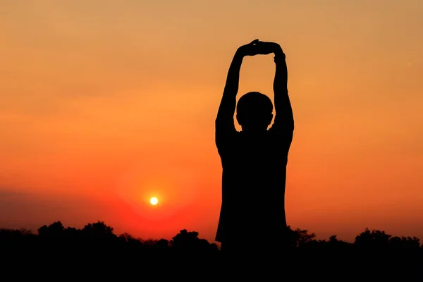 Silueta muže meditaci a józe cvičení cvičení při východu slunce — Stock fotografie