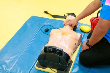 El CPR üzerinde tıbbi Dummy ile kalp pompası, acil yeniler eğitim