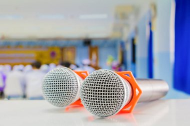 Konferansta masada iki mikrofon kablosuz kapatın 