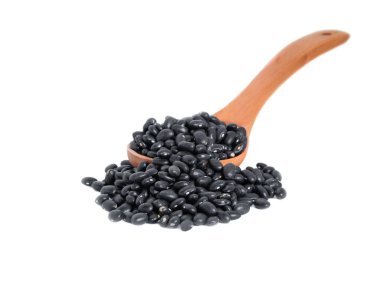 Tahta kaşıkla beyaz arka planda siyah fasulye