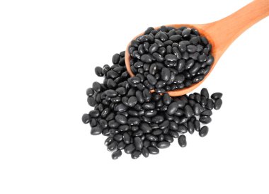 Tahta kaşıkla beyaz arka planda siyah fasulye