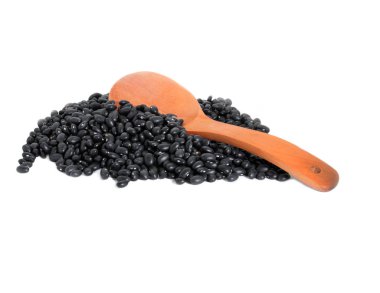 Tahta kaşıkla beyaz arka planda siyah fasulye