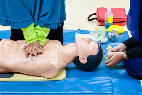 Handherzpumpe mit medizinischer Attrappe auf cpr, im Auffrischungstraining für Notfälle — Stockfoto