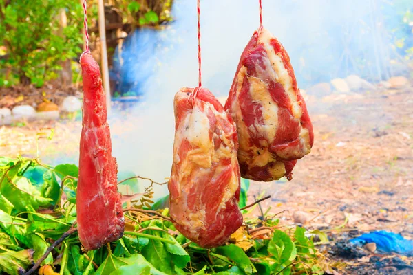 Barbecue grill met rook vuur natuur Voedselbewaring op het platteland — Stockfoto