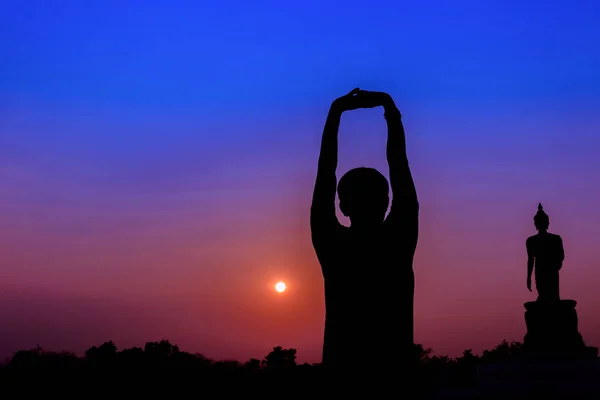 Silhouette männlicher Meditation und Yoga bei Sonnenaufgang — Stockfoto