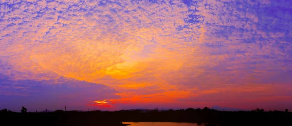 Панорама заката в небе красивый красочный пейзаж — стоковое фото