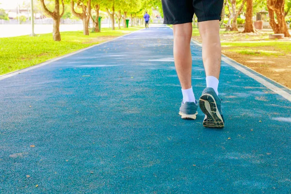 Correr pies macho en corredor jogging ejercicio con zapatos viejos — Foto de Stock