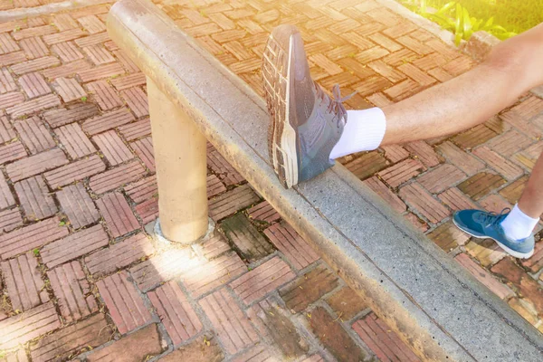 Masculino alongamento pernas músculos antes de correr Jogging no parque público — Fotografia de Stock