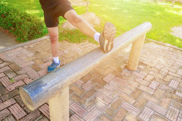 Mannelijke stretching benen spieren voordat joggen in het openbaar park — Stockfoto