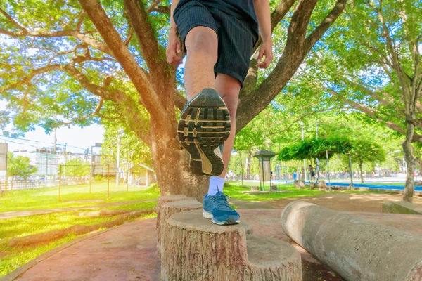 Running voeten mannelijk uitzicht van onder in runner joggen oefening met oude schoenen — Stockfoto