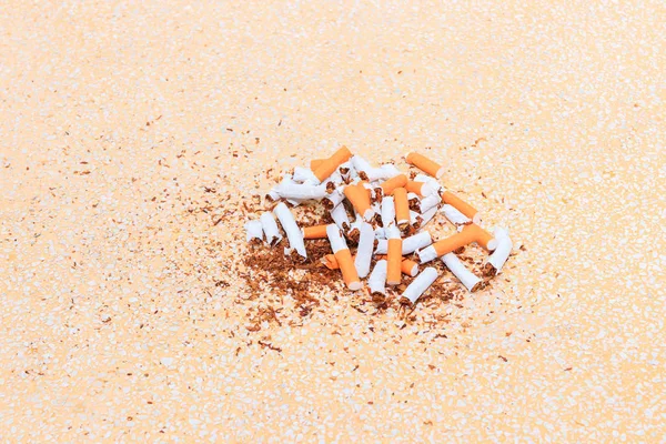 Hromady cigaret na stolce teracové — Stock fotografie