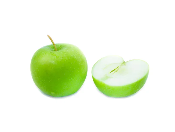 Zielone jabłko i plastry na białym tle z kroplą wody — Zdjęcie stockowe