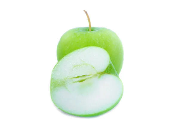 Manzana verde y rodajas sobre fondo blanco con gota de agua —  Fotos de Stock