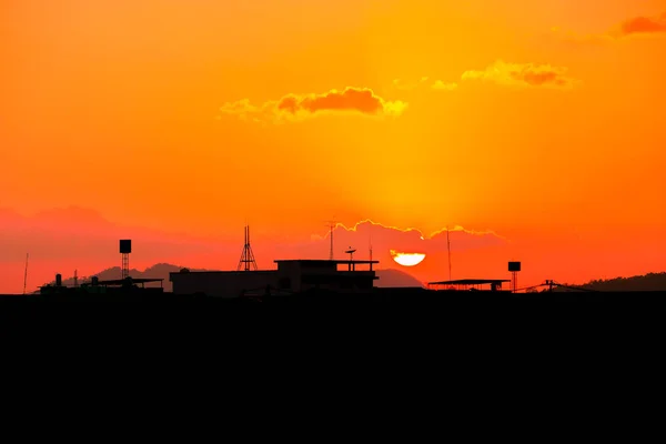 Zachód słońca piękny kolorowy krajobraz w błękitne niebo wieczorne — Zdjęcie stockowe