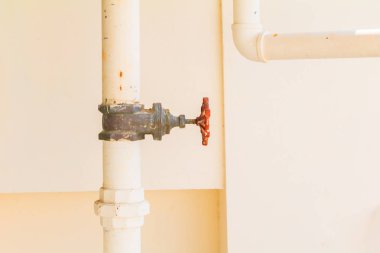 su vanası içecek pas borusu kopya alanı ile bir binanın dışında.