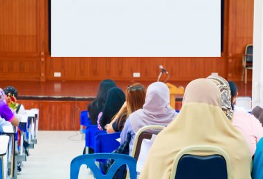 İç toplantı salonunda eğitim semineri semineri konferanslarında iş kadınları