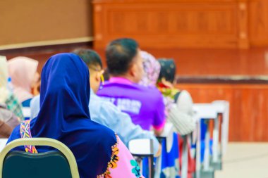 İç toplantı salonunda eğitim semineri semineri konferanslarında iş kadınları