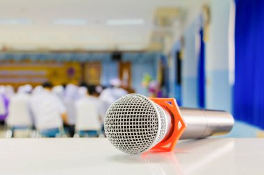 Konferansta masadaki mikrofonu kablosuz olarak kapatın 