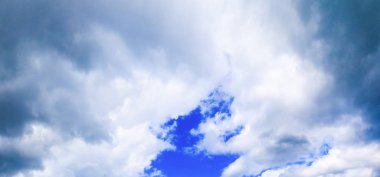 Panorama gökyüzü ve bulut ile fırtına karanlık yaz zaman güzel 