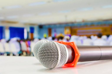 Konferansta masada iki mikrofon kablosuz kapatın 