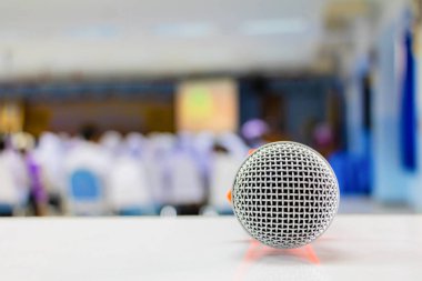 Konferansta masadaki mikrofonu kablosuz olarak kapatın ve 