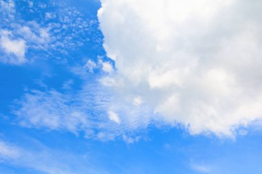doğanın bulut sanatı ile mavi gökyüzü canlı güzel 