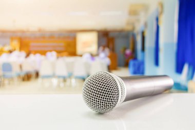 Konferansta masadaki mikrofonu kablosuz olarak kapatın 