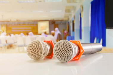 Konferansta masada iki mikrofon kablosuz kapatın 