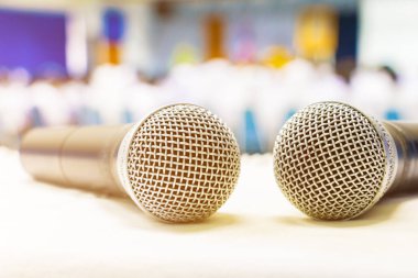 İş konferansı iç seminer toplantı odasında beyaz masada eski mikrofon kablosuz iki kapatın