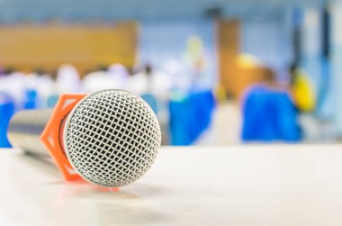 Konferans iç beyaz masada mikrofon kablosuz kapatın