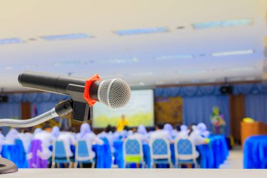 Close up mikrofon kablosuz İş konferansı iç seminer toplantı odasında beyaz masada stand