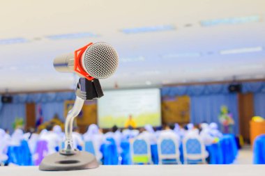 Kapatın mikrofon kablosuz İş konferansı iç beyaz masada stand