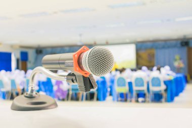 Close up mikrofon kablosuz İş konferansı iç seminer toplantı odasında beyaz masada stand