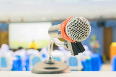 Close up mikrofon kablosuz İş konferansı iç seminer toplantı odasında beyaz masada stand