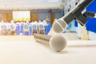 İş konferansı iç mekanında beyaz masada iki mikrofon kablosuz Stand'ı kapatın