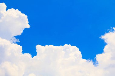 doğanın bulut sanatı ile mavi gökyüzü canlı güzel 