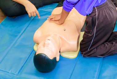 Cpr tıbbi kukla ile el öğrenci Kalp pompası, acil yenileme eğitimi