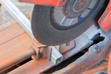 kesme metal. fabrika endüstrisinde dairesel bıçak testere