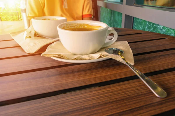 Tasse à café sur le fond de la table en bois — Photo
