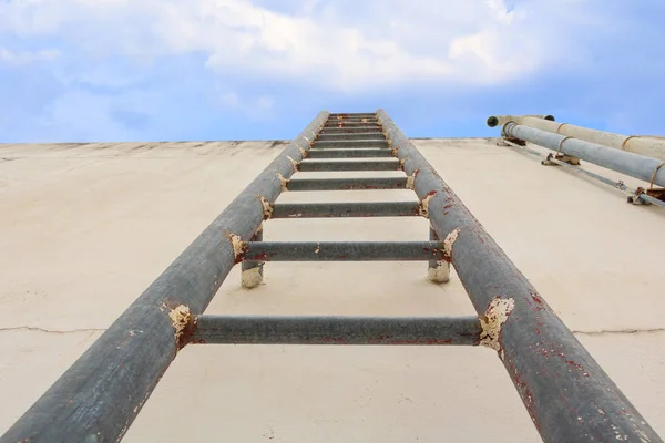 Escalera de metal industrial vertical oxidado al tanque de agua sin rieles de seguridad — Foto de Stock